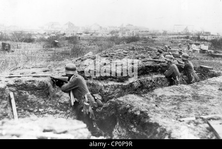 Soldats allemands dans une tranchée pendant la Première Guerre mondiale Banque D'Images