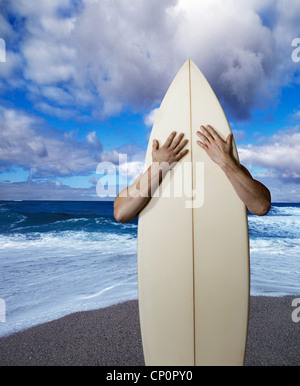 Californie, surfeur debout derrière l'océan par Surfboard Banque D'Images