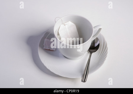 Une tasse de thé avec un sachet de thé Banque D'Images