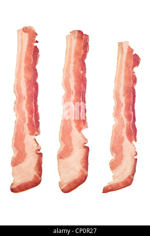 Trois bandes de bacon cru isolé sur un fond blanc. L'image est adaptée à de nombreuses conclusions de santé et de cuisine. Banque D'Images