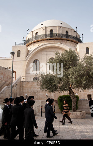 Les hommes juifs ultra-orthodoxes à pied près de la synagogue Hurva dans le quartier juif de la vieille ville de Jérusalem. Banque D'Images