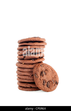 Une pile de délicieux cookies aux pépites de chocolat noir, avec les cookies. Tourné sur un fond blanc pour la commodité de l'utilisateur. Banque D'Images