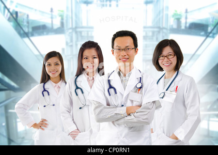 L'équipe médicale de l'Asie à l'intérieur du bâtiment de l'hôpital Banque D'Images