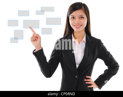 Young mixed race pan asian business woman pointing sur le bouton de l'écran virtuel Banque D'Images