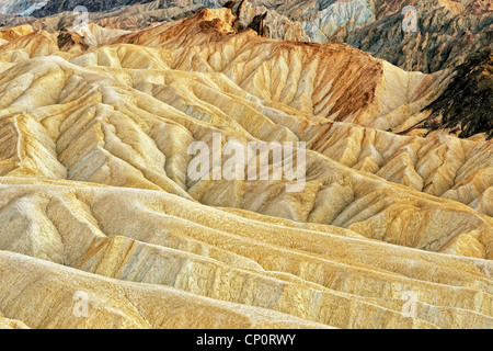 Le soleil cuit et de nombreuses teintes de badlands Golden Canyon in California's Death Valley National Park. Banque D'Images