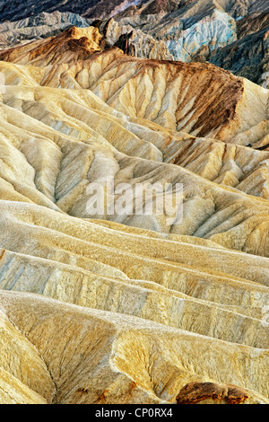 Le soleil cuit et de nombreuses teintes de badlands Golden Canyon in California's Death Valley National Park. Banque D'Images