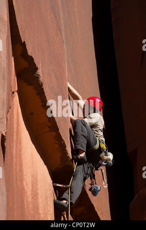 Un homme se fissurer l'escalade à Indian Creek, Utah Banque D'Images