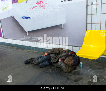 Paris, France, pauvres, sans-abri hommes dormant sur la plateforme de la station de métro de Paris, crise des soins sociaux Banque D'Images