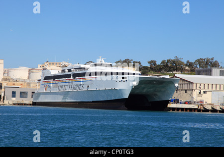 Virtu Ferries ferry catamaran rapide Jean de La Valette, le port de La Valette, Malte, Europe du Sud. Banque D'Images