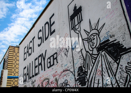 La East Side Gallery's murales sont le street-art à Berlin, peint sur leur propre mur célèbre Banque D'Images