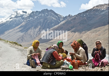 Les femmes sont le tricot au bord de la route sur le chemin de monastère de Ki au Ladakh, Inde du nord Banque D'Images