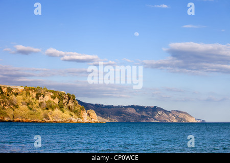 Littoral pittoresque de la mer Méditerranée, près de Nerja sur la Costa del Sol, Espagne, le sud de l'Andulusia Banque D'Images