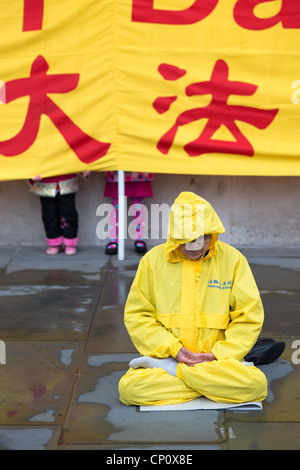 Chinese Falun Dafa (Falun Gong) dévot avec enfants de se cacher. Londres. UK. -----IMAGE À HAUTE RÉSOLUTION PRISES AVEC OBJECTIF CARL ZEISS®. Banque D'Images