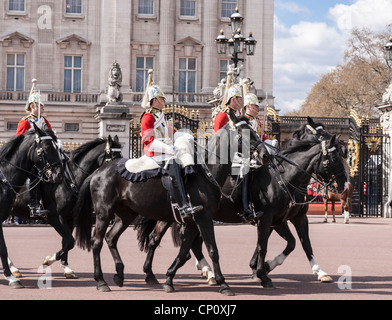 Cavalerie de famille à l'extérieur de Buckingham Palace, la relève de la garde, le palais de Buckingham, Londres, Angleterre. Banque D'Images