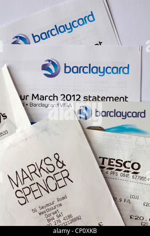 États financiers Barclaycard Barclaycard, carte Visa et reçus sur fond blanc Banque D'Images