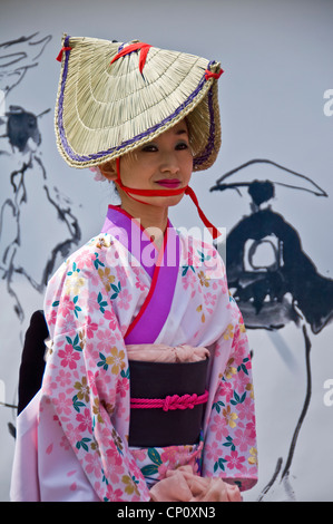 Jeune femme de la 'sakura' ensemble - société spécialisée dans le Minyo japonais, la danse et la musique traditionnelles. Banque D'Images