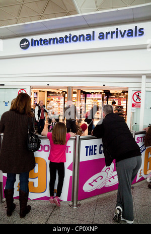 Les gens au ministère des arrivées internationales, Aéroport de Stansted Essex UK Banque D'Images