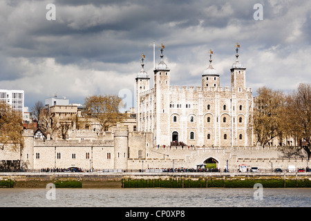 La Tour de Londres par la Tamise, y compris la Tour Blanche, Londres, Angleterre. Banque D'Images