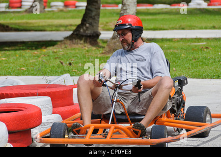 Âge moyen actif Caucasian man Best Ager bénéficiant du karting - Adventure Park, Puerto Galera, Philippines, en Asie du sud-est Banque D'Images