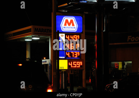 Gas station afficher les coûts élevés de l'essence dans la région de Chicago qui est généralement le prix le plus élevé payé aux Etats-Unis en raison d'impôts du comté de Cook. Banque D'Images