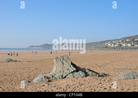 Matin brumeux. Woolacombe Bay. Les gens qui marchent sur la plage. Banque D'Images