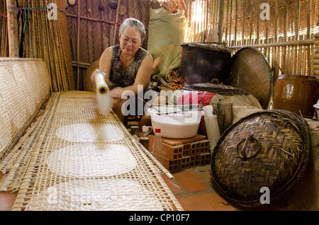 Vietnam, Cu chi. ultra thin 'papier de riz' utilisé dans la cuisine vietnamienne typique pour emballer des rouleaux de printemps. woman cooking papier de riz. Banque D'Images