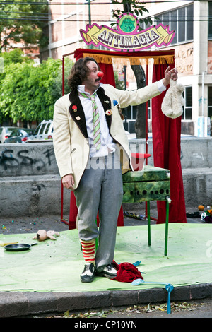 Clown magicien regarde alarmé par lapin délabrée qu'il a produites sur scène temporaire dans la région de Luis Cabrera Park District Mexique Roms Banque D'Images