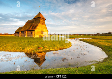 Fairfield église sur Romney Marsh dans le Kent capturés dans la lumière de fin de soirée chaude Banque D'Images