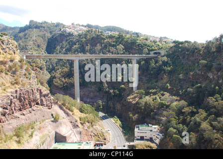 Vue du téléphérique de pont-route à travers profond ravin au-dessus de Funchal à Madère Banque D'Images