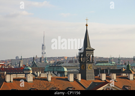 Voir l'échelle de la ville de Prague, en République tchèque vers la tour de télévision de Žižkov Banque D'Images