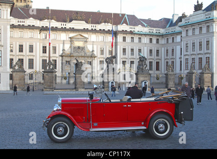 Praga Vintage voiture, Place du Château - Hradcanske Namesti, le château de Prague, Prague, République Tchèque Banque D'Images