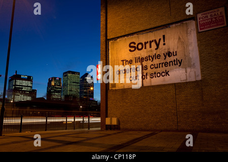 Bansky Original sorry ! Le style de vie que vous avez commandé est en rupture de stock' dans l'Est de Londres à Canary Wharf, au loin. Banque D'Images