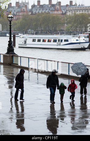 London's South Bank sous la pluie. L'Angleterre. Banque D'Images