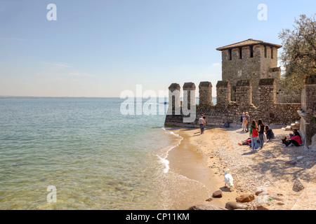 Plage du lac de garde au pied du Château Scaliger à Sirmione, Lombardie, Italie Banque D'Images