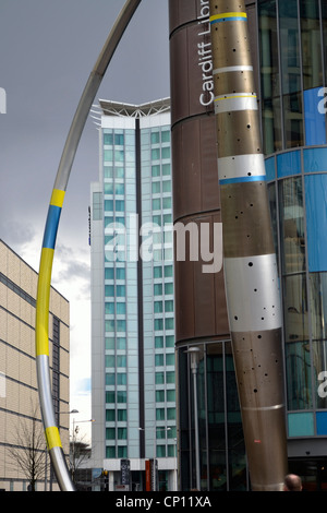La sculpture à l'extérieur de l'Alliance la bibliothèque centrale de Cardiff Banque D'Images