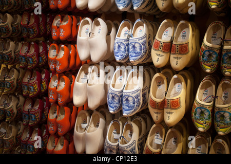 Grand choix de chaussures en bois Dutch souvenirs hanging on wall in shop Banque D'Images