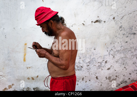 Jorge Selarón peint un tableau en face de sa maison, sur l'Escalier Selaron (Escadaria Selarón) à Rio de Janeiro, Brésil. Banque D'Images
