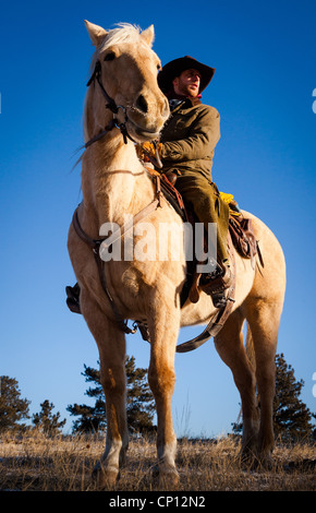 Cowboy à cheval dans le nord-est du Wyoming Banque D'Images