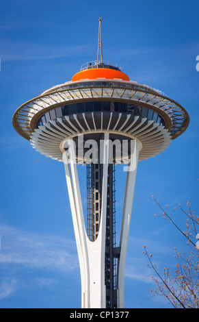 Haut de la Space Needle de Seattle Center à Seattle, Washington, peint dans sa couleur d'origine à partir de la chambre 1962 Banque D'Images