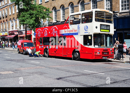 Bus touristique crevaison pneu réparation, Baker Street, Marylebone, Londres, Angleterre, Royaume-Uni, Europe Banque D'Images