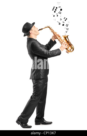 Portrait d'un homme jouant au saxophone et notes sortant isolés contre background Banque D'Images