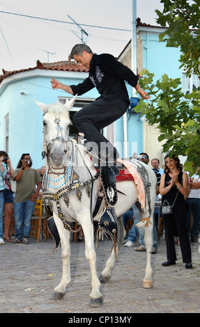 La "danse du Cheval' partie de la 'Fête de la Bull', qui dure 3 jours, dans l'île de Lesbos, Pigi village, Grèce Banque D'Images