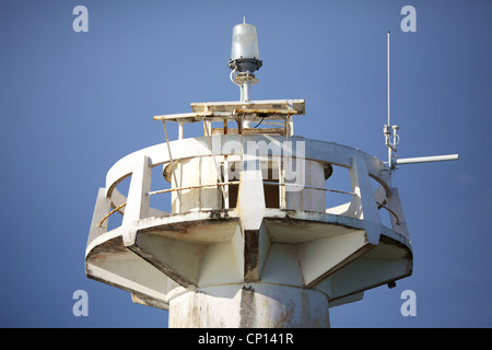 Partie supérieure du phare métallique moderne gris Banque D'Images