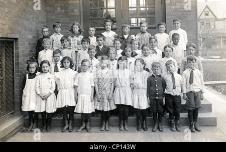 Photo historique de groupe d'étudiants et enseignants par une école à classe unique chambre vers 1910 en Nouvelle Angleterre, USA. Banque D'Images