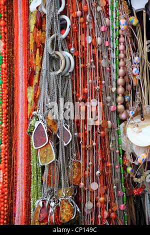 Belle couleur rouge collier pierre précieuse - personne ne l'arrière-plan Banque D'Images