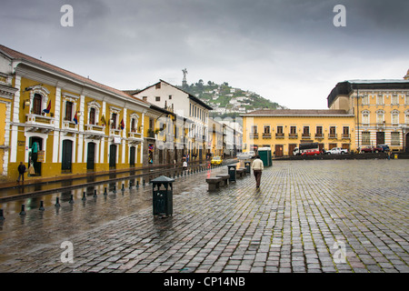 Jour de pluie à 'San Francisco Square' ou 'Plaza San Francisco" dans la vieille ville, Quito, Équateur. Banque D'Images