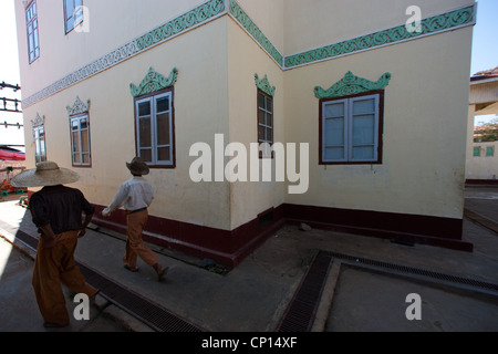 En s'appuyant sur les motifs du temple de la pagode PHAUNG DAW OO PAYA , le lac Inle, en Birmanie Myanmar Banque D'Images