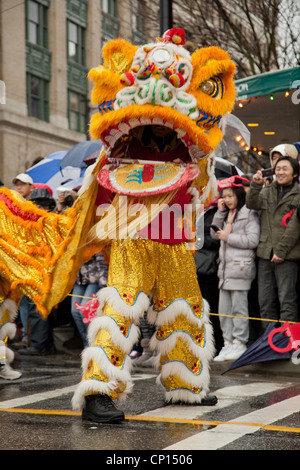 Dans la bouche d'une danse du lion chinois traditionnel dans les rues de Vancouver's China Town. Banque D'Images