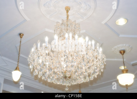 Beau lustre en cristal est suspendu au plafond Banque D'Images