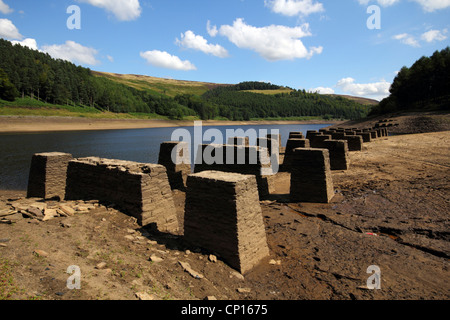 Les faibles niveaux d'eau et les ruines de l'ancien fonctionnement visible dans le réservoir Derwent Derbyshire Peak District en Angleterre Banque D'Images